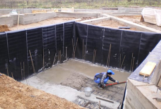 Процесс бетонирования цокольного этажа